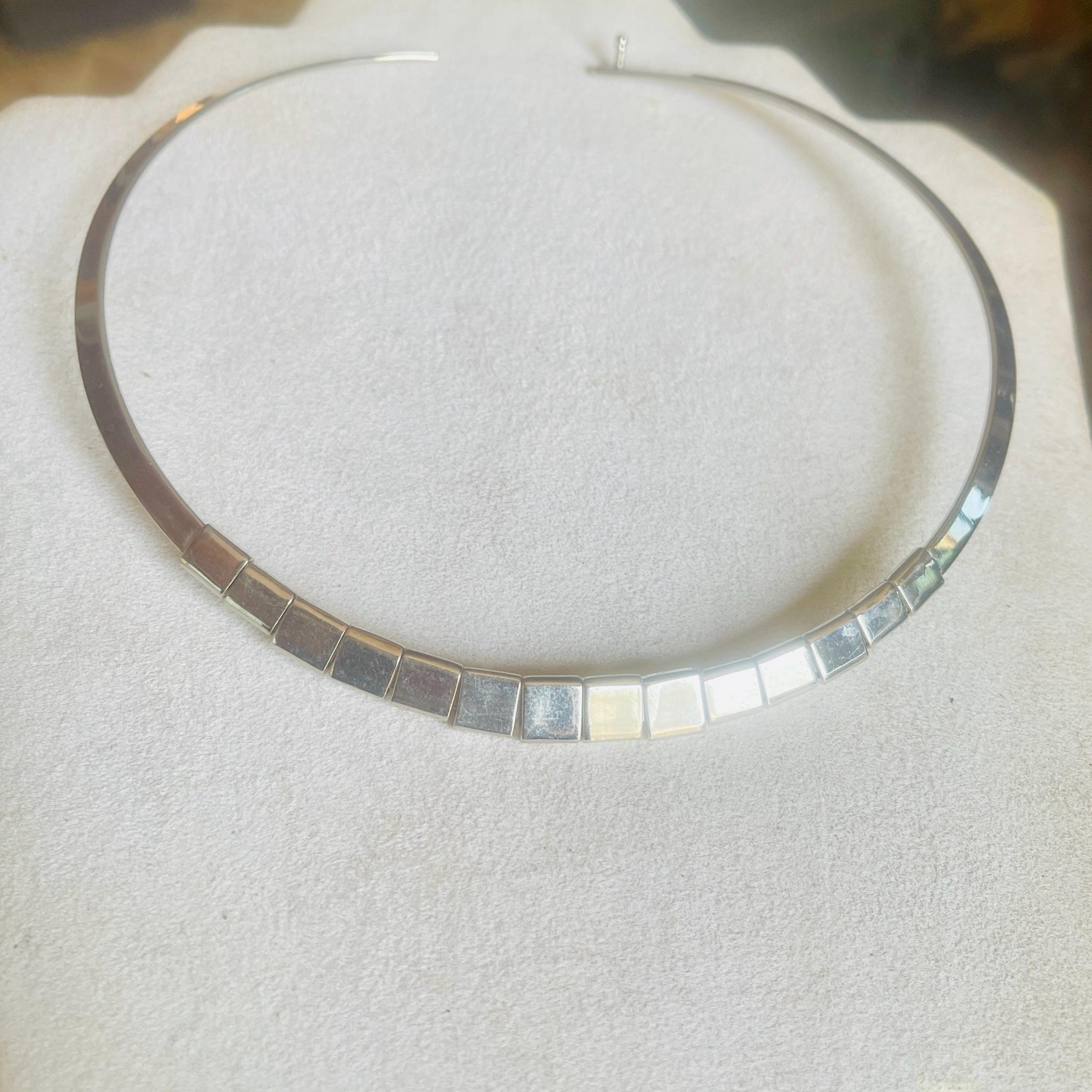 Vintage Silver Collar Necklace: Sleek Runway Style - Image 3