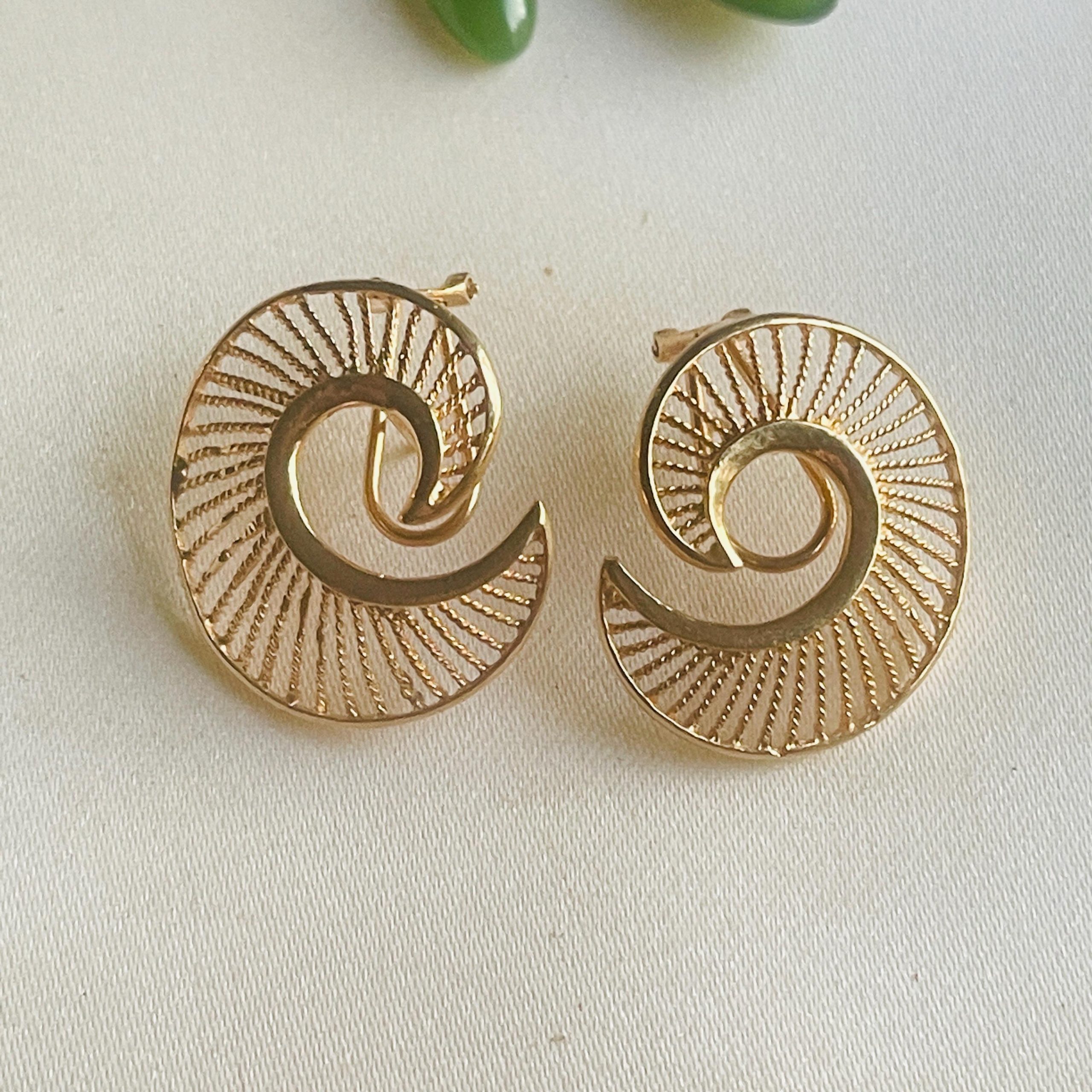Vintage 18kt Yellow Gold Earrings: Handmade Spiral Latch-Back Design - Image 4