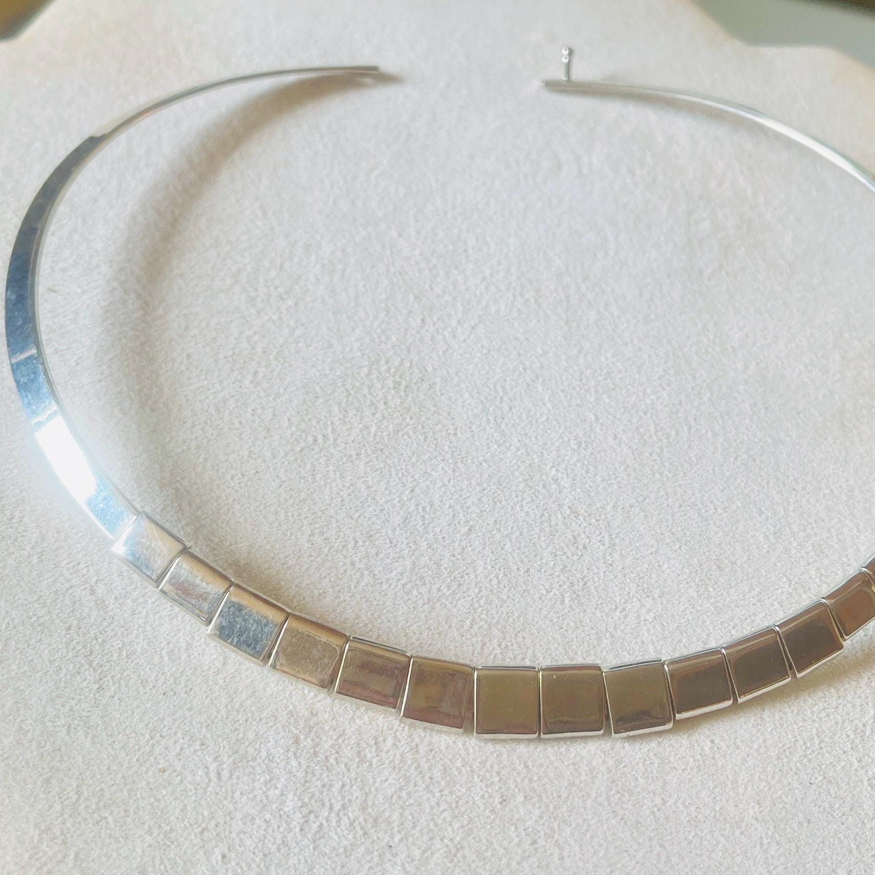Vintage Silver Collar Necklace: Sleek Runway Style
