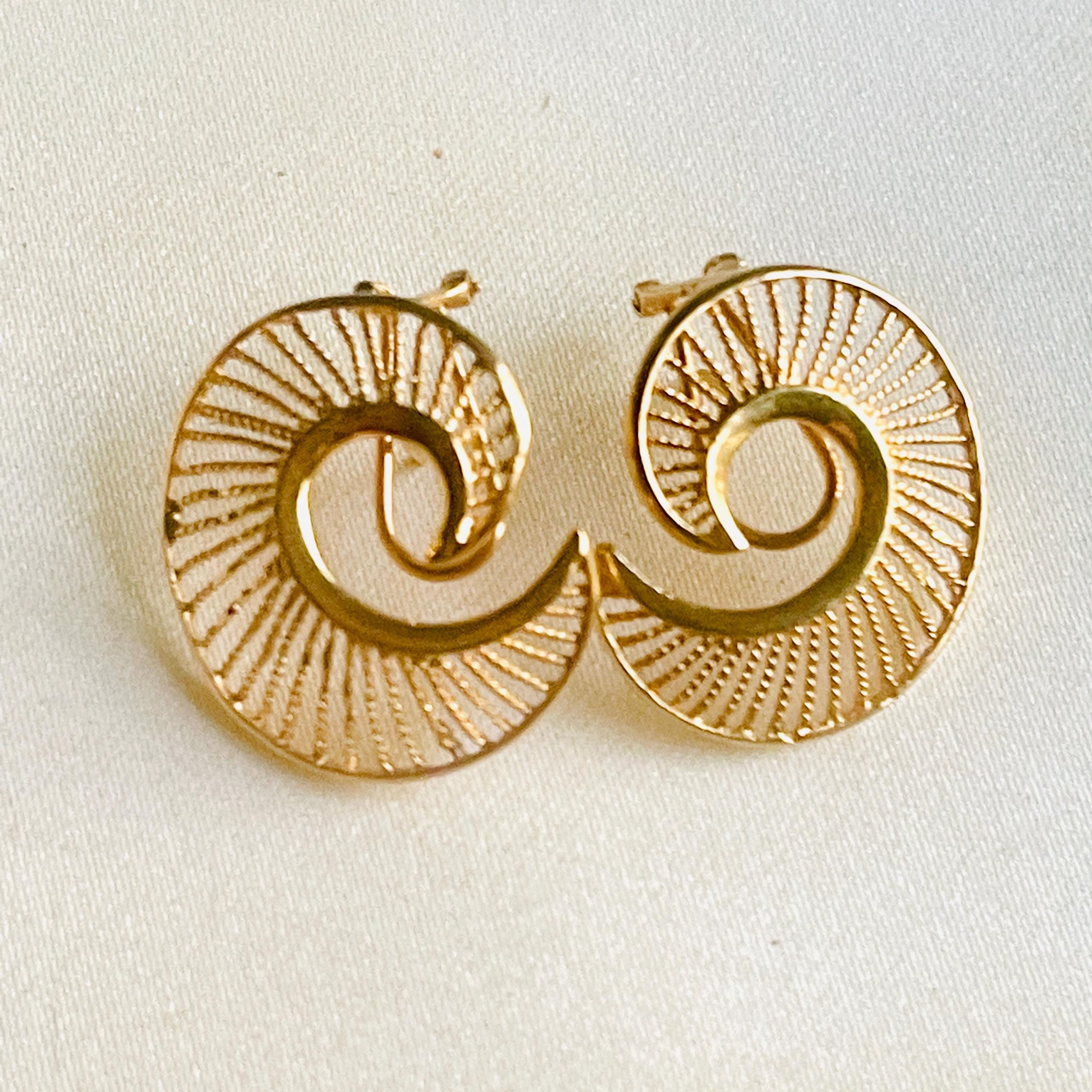 Vintage 18kt Yellow Gold Earrings: Handmade Spiral Latch-Back Design - Image 3