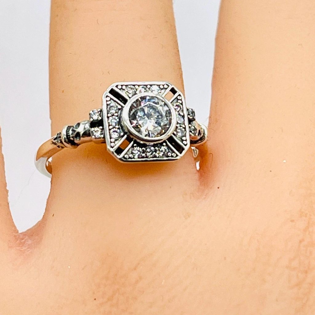 Gothic Skull Engagement Ring: Brillant cut Stone, Sterling silver