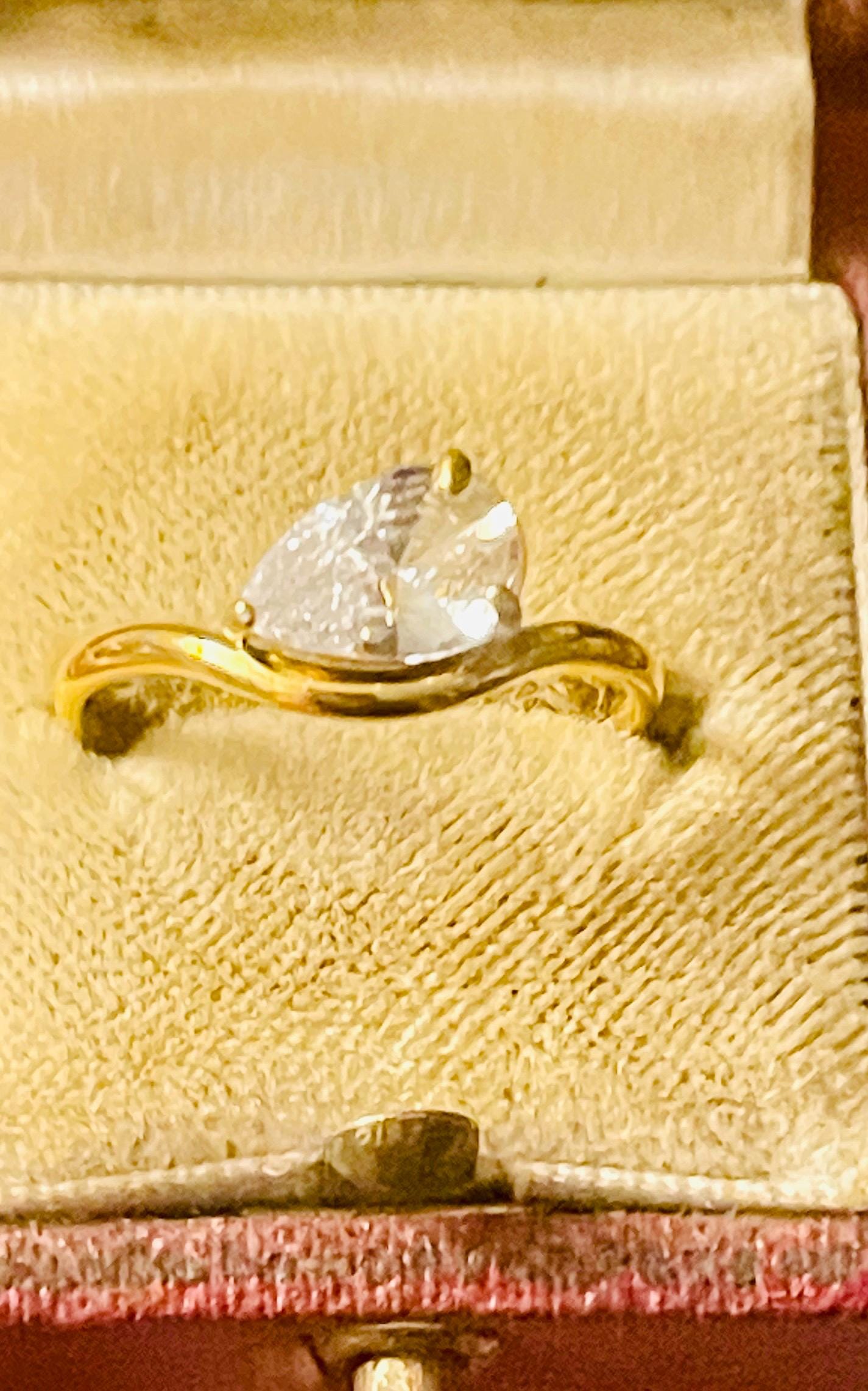 18k engagement Ring: Vintage 1 carat pear Band size 7 ring - Image 2